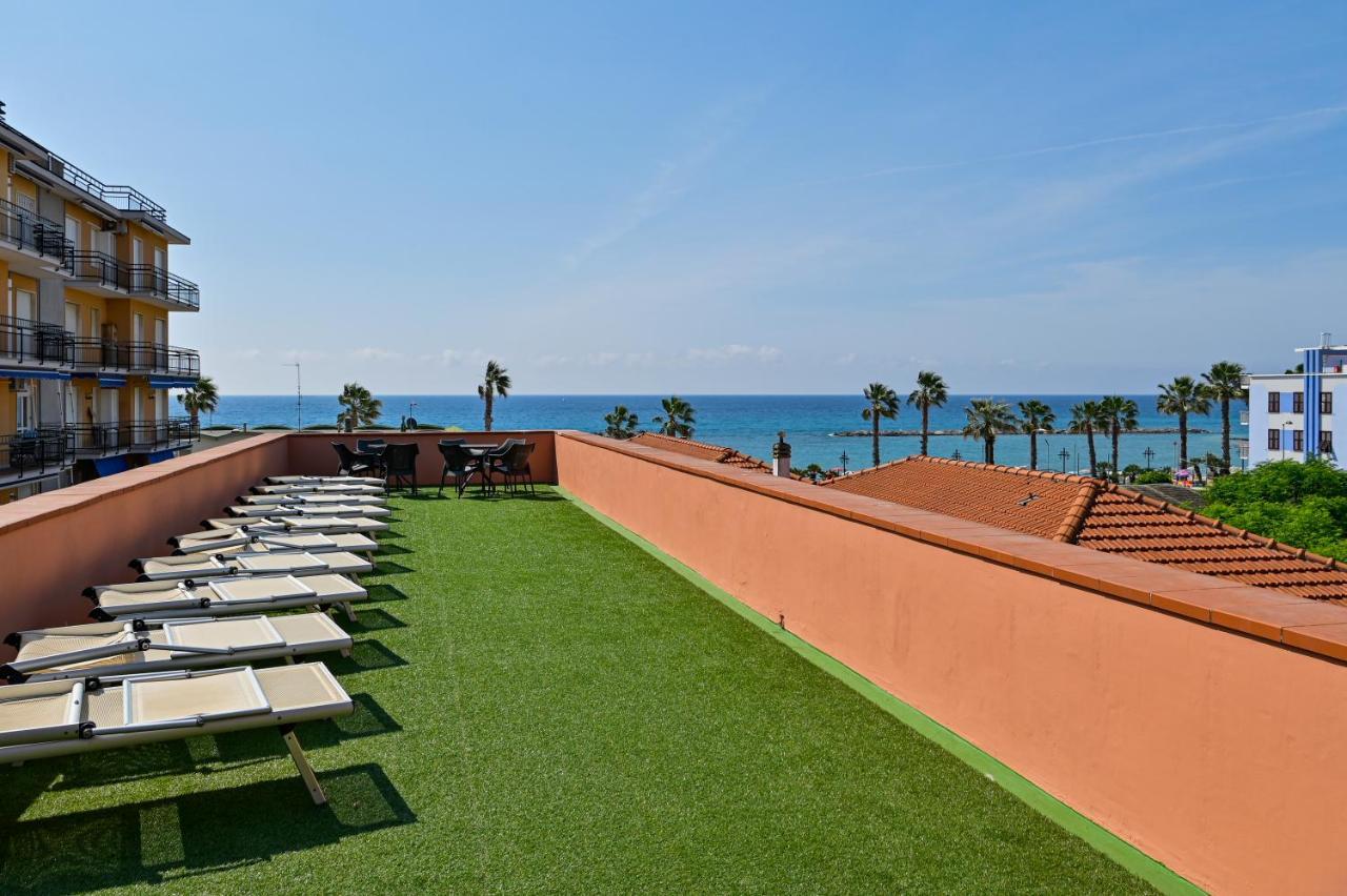 Hotel Delle Rose San Bartolomeo Al Mare Bagian luar foto