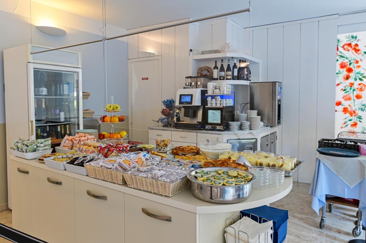 Hotel Delle Rose San Bartolomeo Al Mare Bagian luar foto