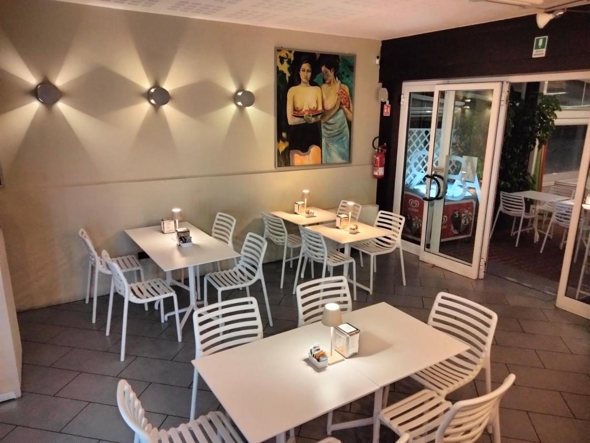 Hotel Delle Rose San Bartolomeo Al Mare Bagian luar foto