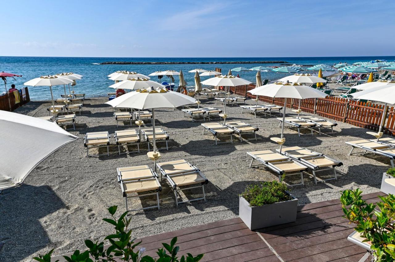 Hotel Delle Rose San Bartolomeo Al Mare Bagian luar foto