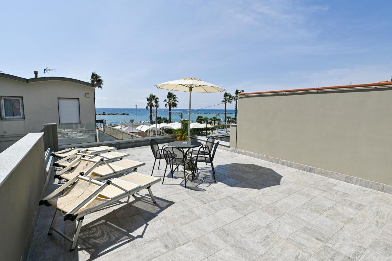 Hotel Delle Rose San Bartolomeo Al Mare Bagian luar foto