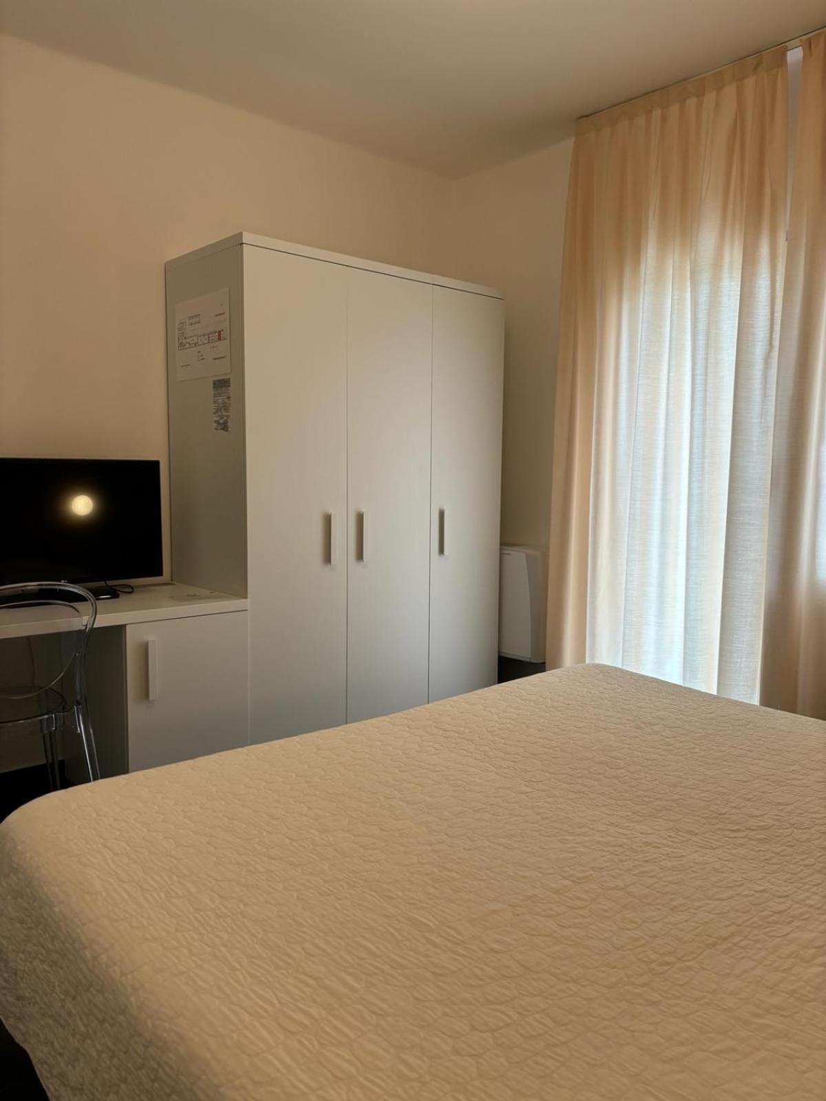 Hotel Delle Rose San Bartolomeo Al Mare Bagian luar foto