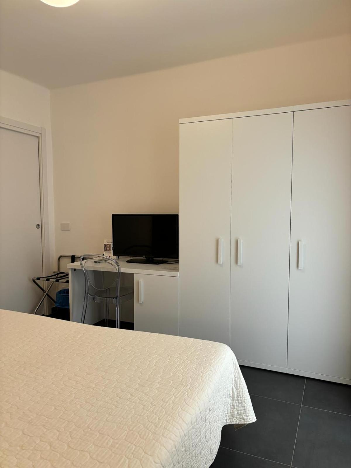 Hotel Delle Rose San Bartolomeo Al Mare Bagian luar foto