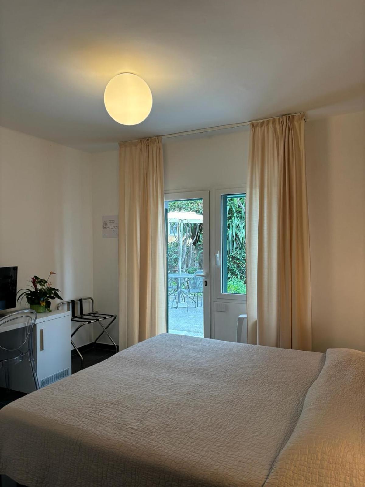 Hotel Delle Rose San Bartolomeo Al Mare Bagian luar foto