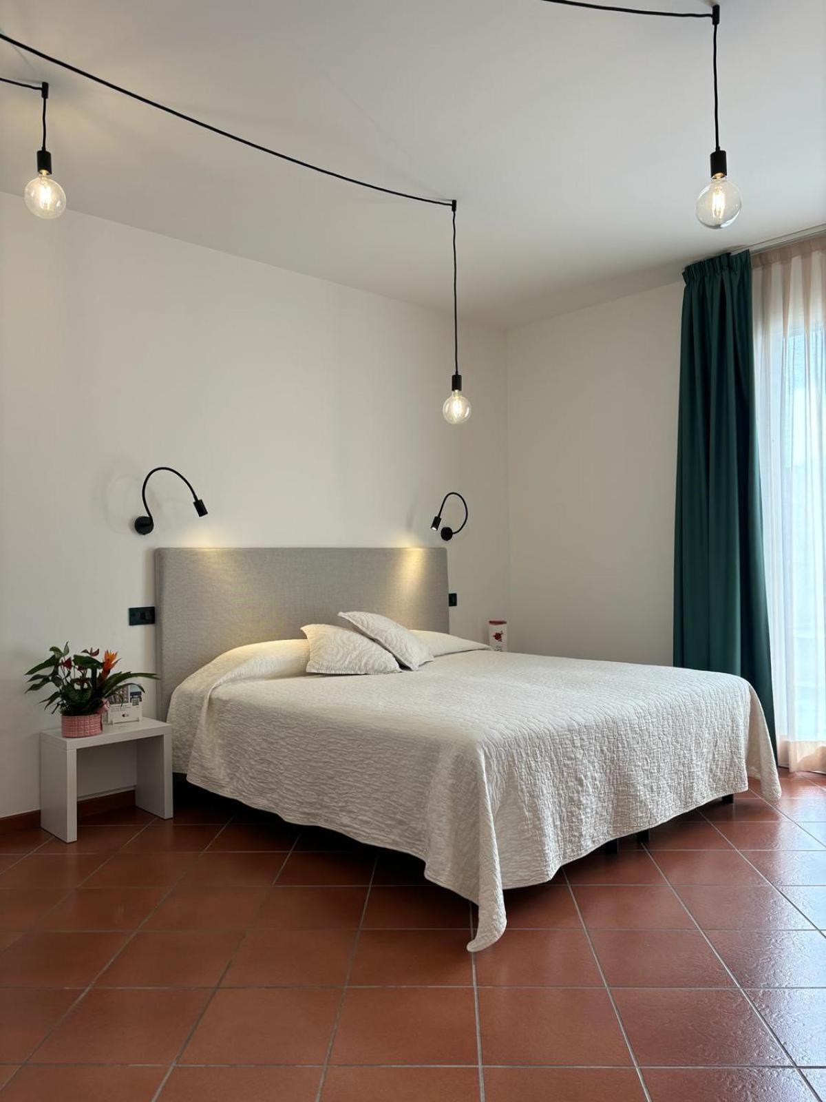 Hotel Delle Rose San Bartolomeo Al Mare Bagian luar foto