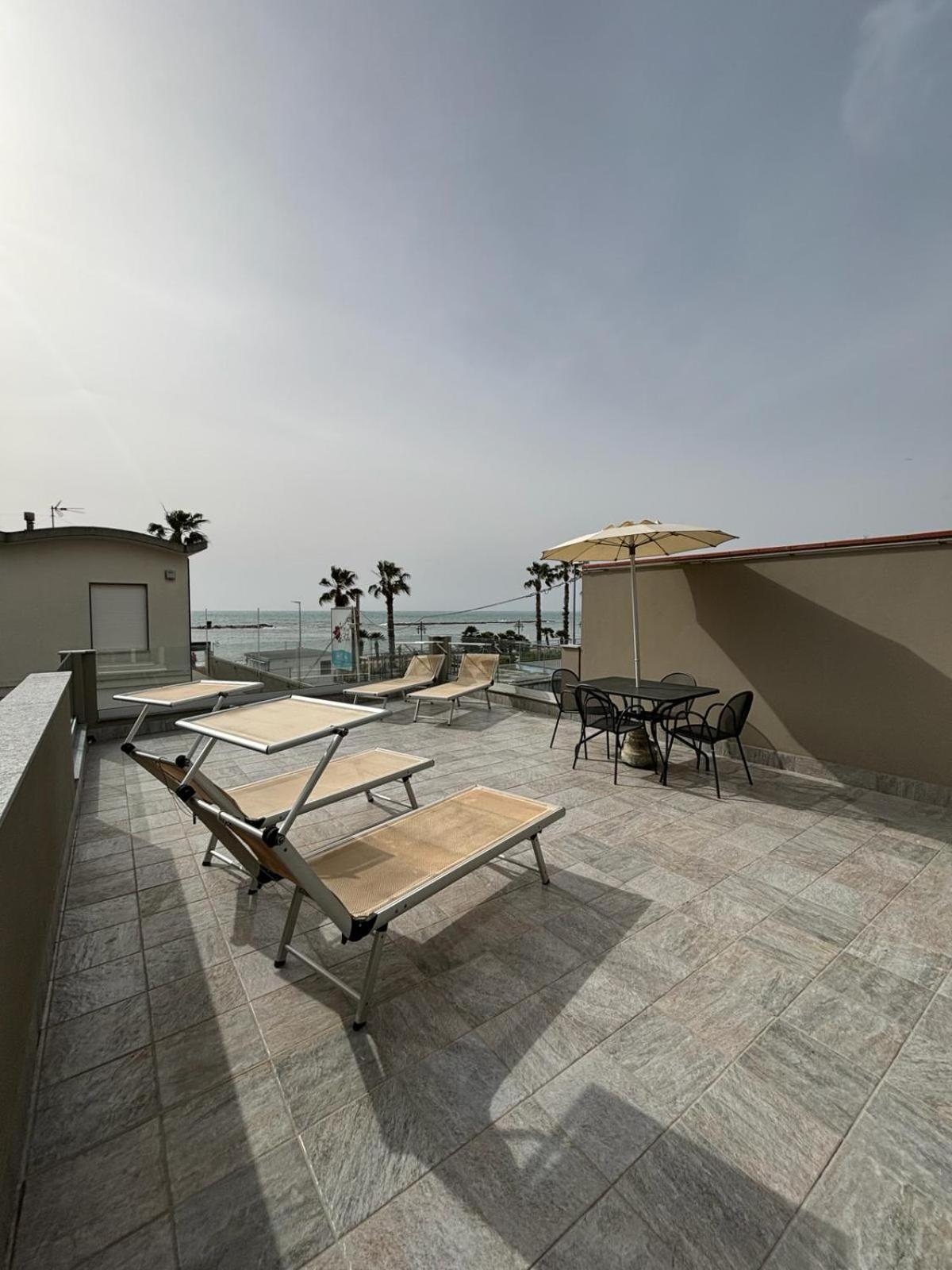 Hotel Delle Rose San Bartolomeo Al Mare Bagian luar foto