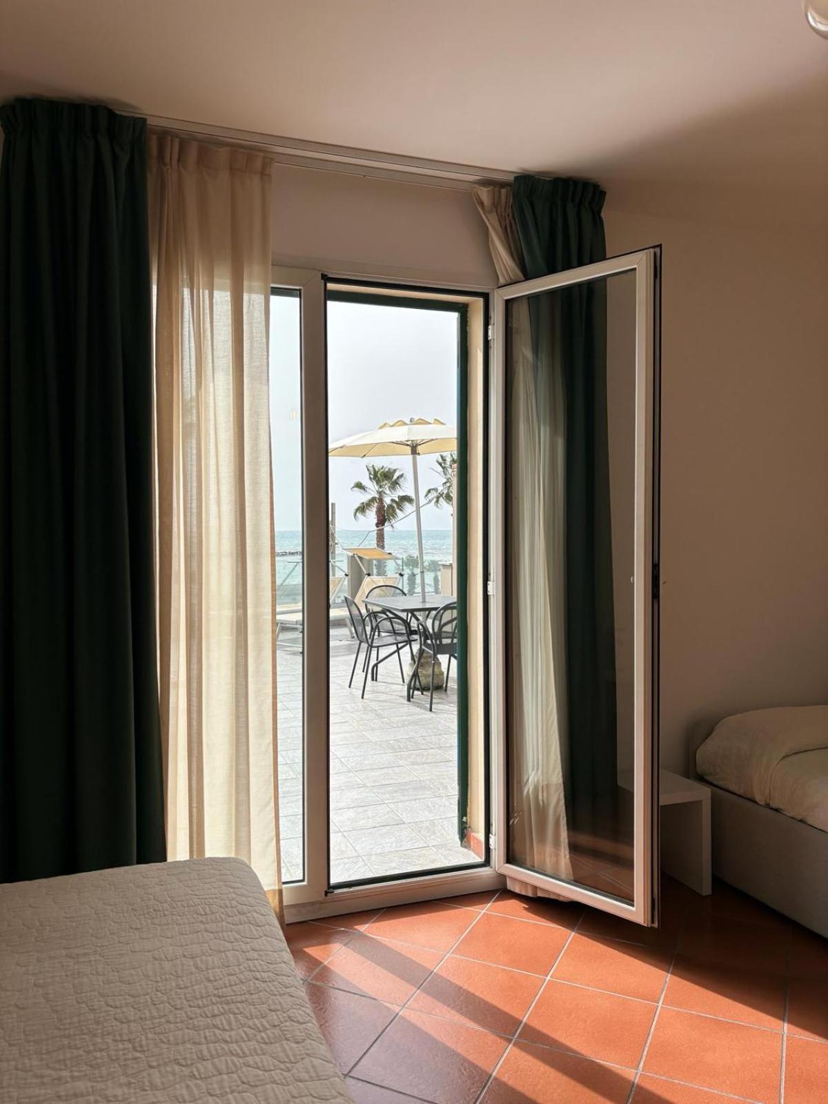 Hotel Delle Rose San Bartolomeo Al Mare Bagian luar foto