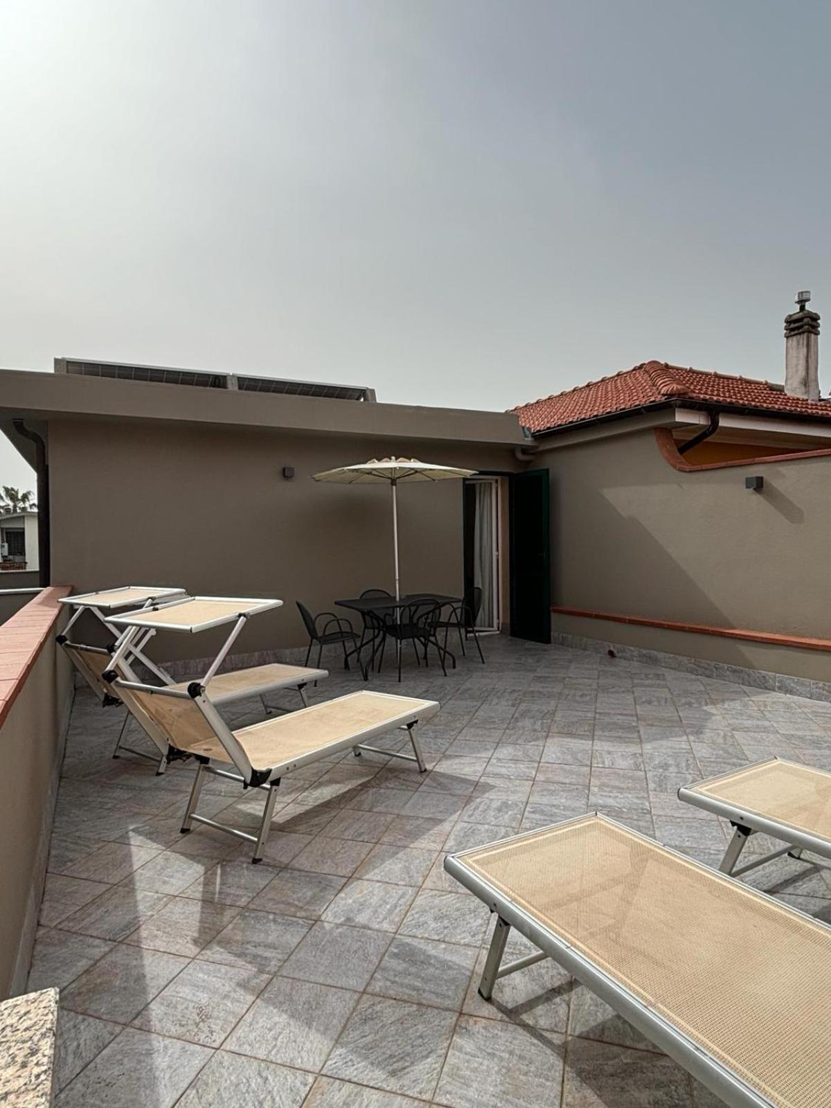 Hotel Delle Rose San Bartolomeo Al Mare Bagian luar foto