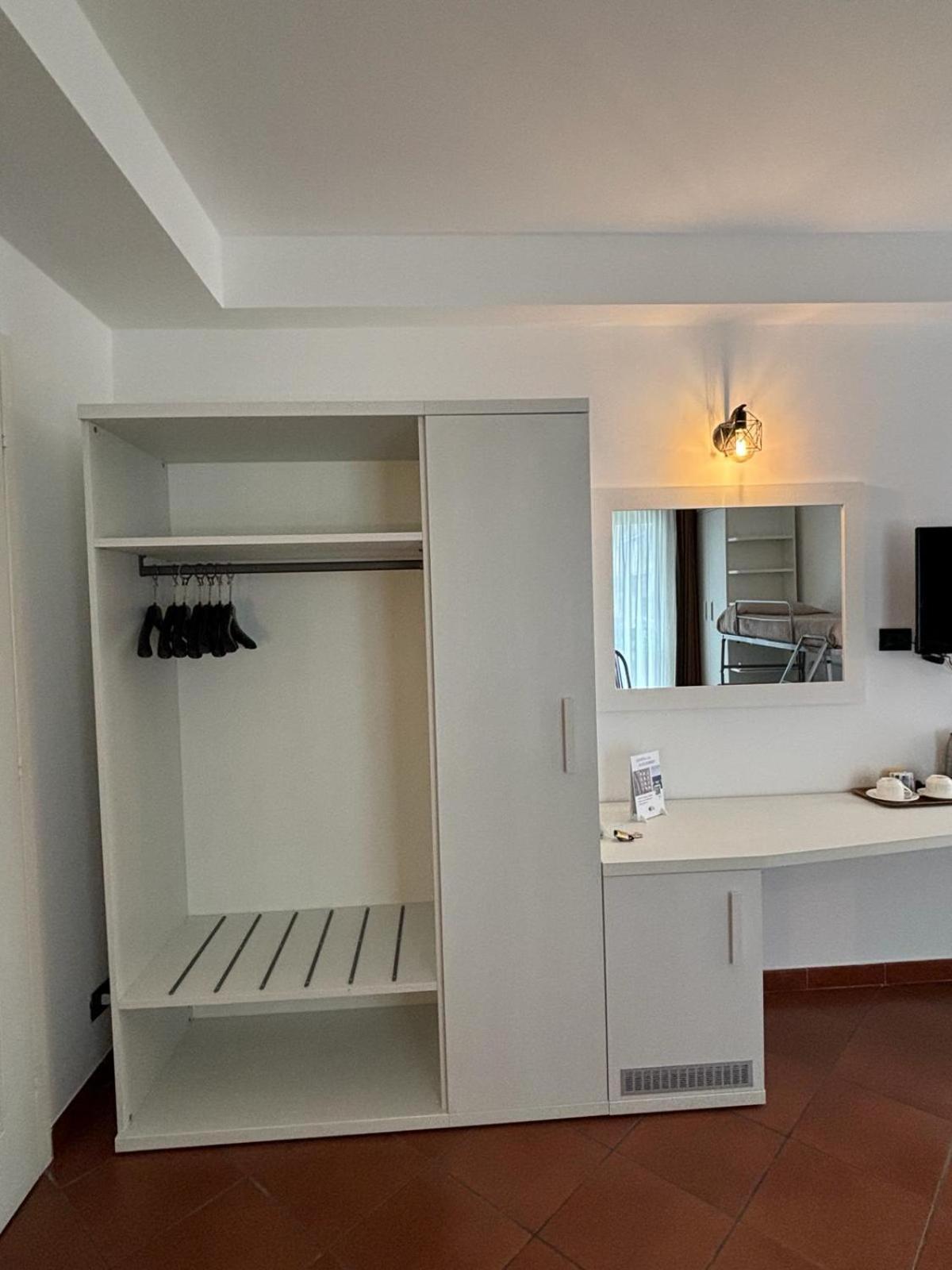 Hotel Delle Rose San Bartolomeo Al Mare Bagian luar foto
