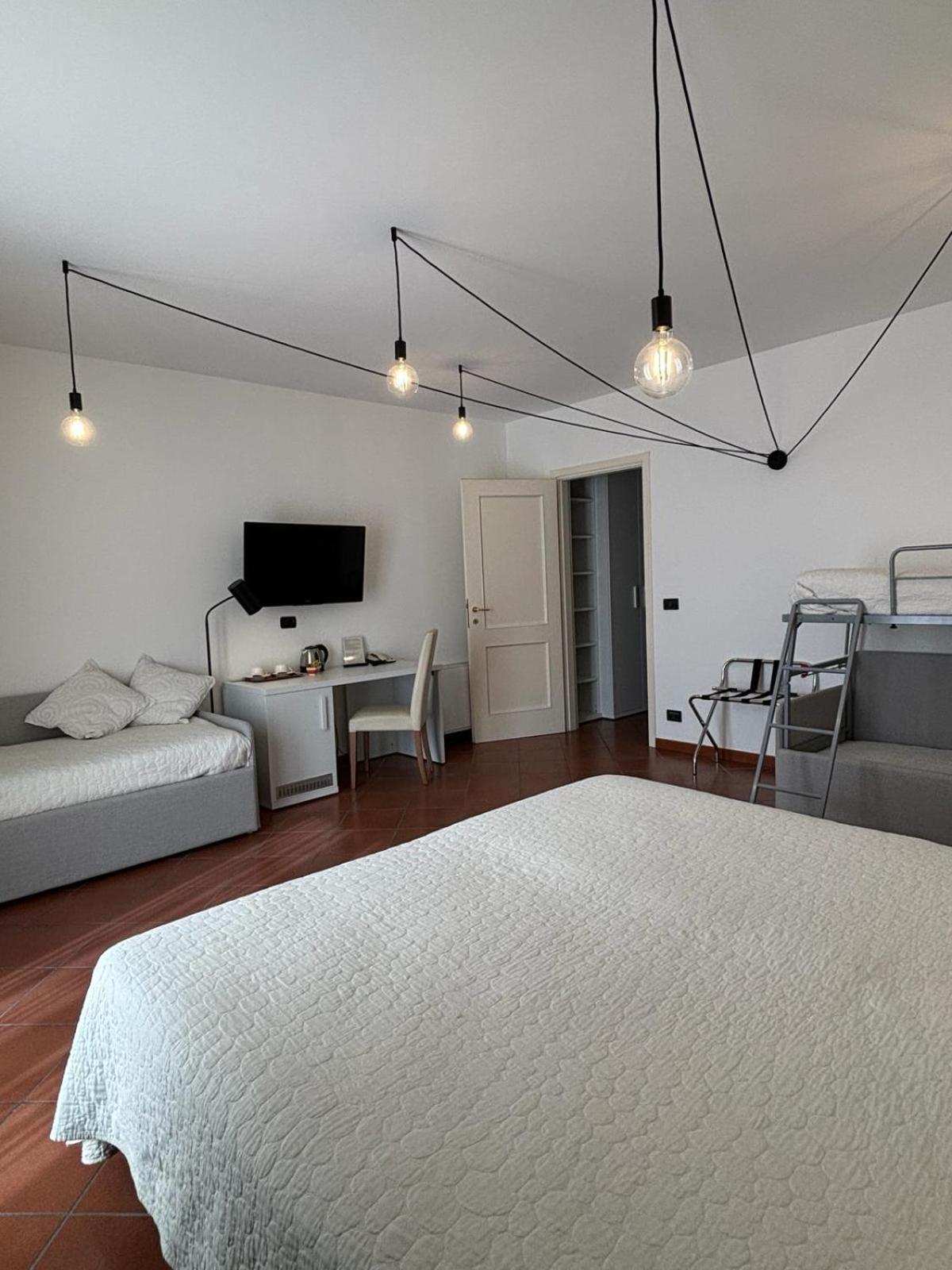 Hotel Delle Rose San Bartolomeo Al Mare Bagian luar foto