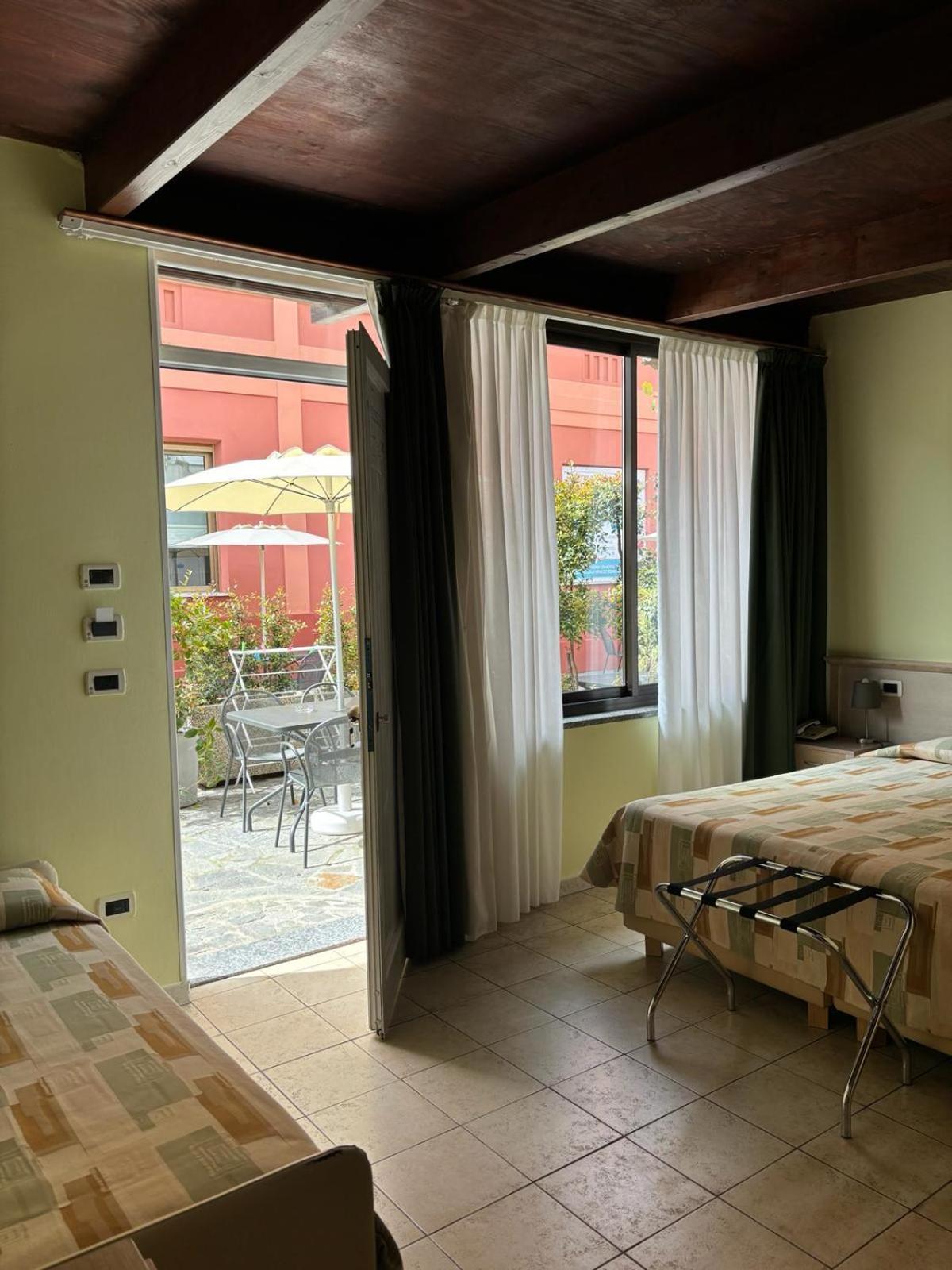 Hotel Delle Rose San Bartolomeo Al Mare Bagian luar foto