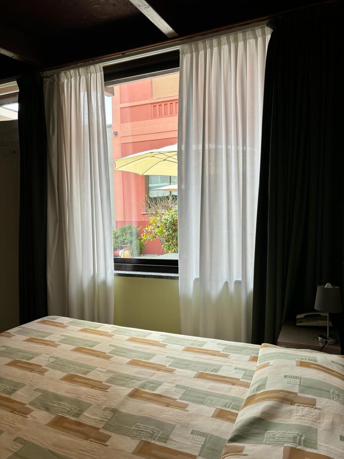 Hotel Delle Rose San Bartolomeo Al Mare Bagian luar foto