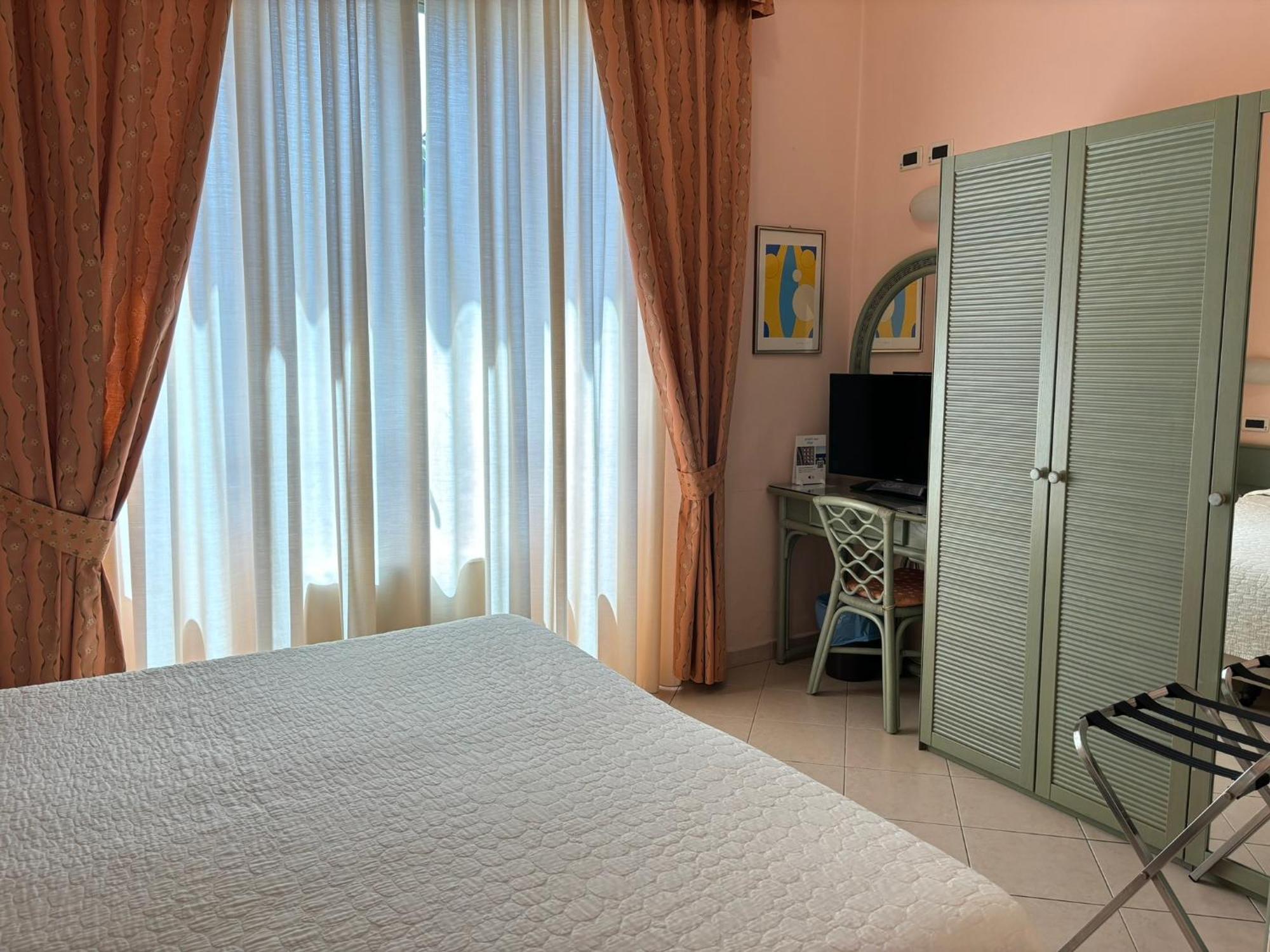 Hotel Delle Rose San Bartolomeo Al Mare Bagian luar foto