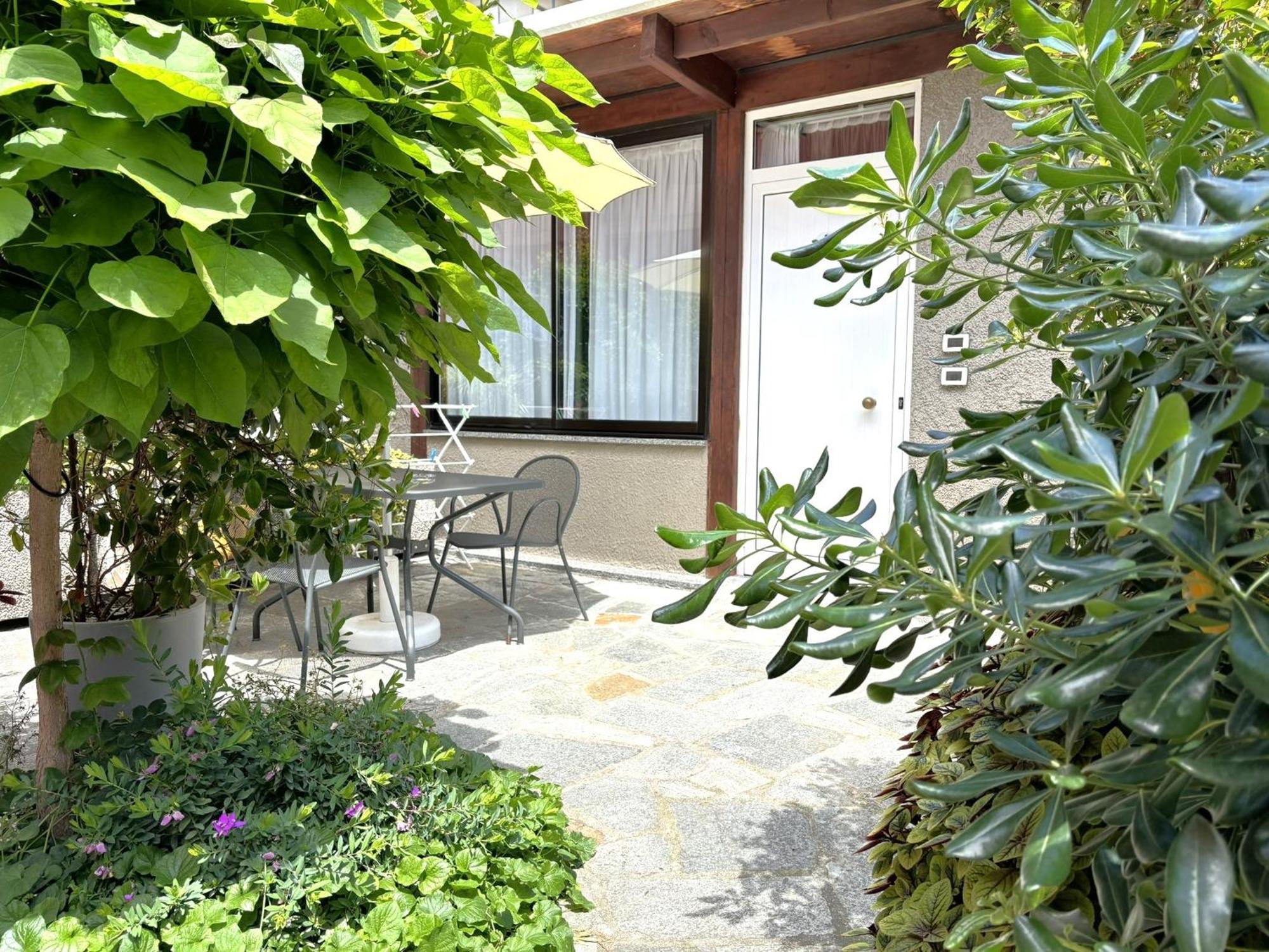 Hotel Delle Rose San Bartolomeo Al Mare Bagian luar foto