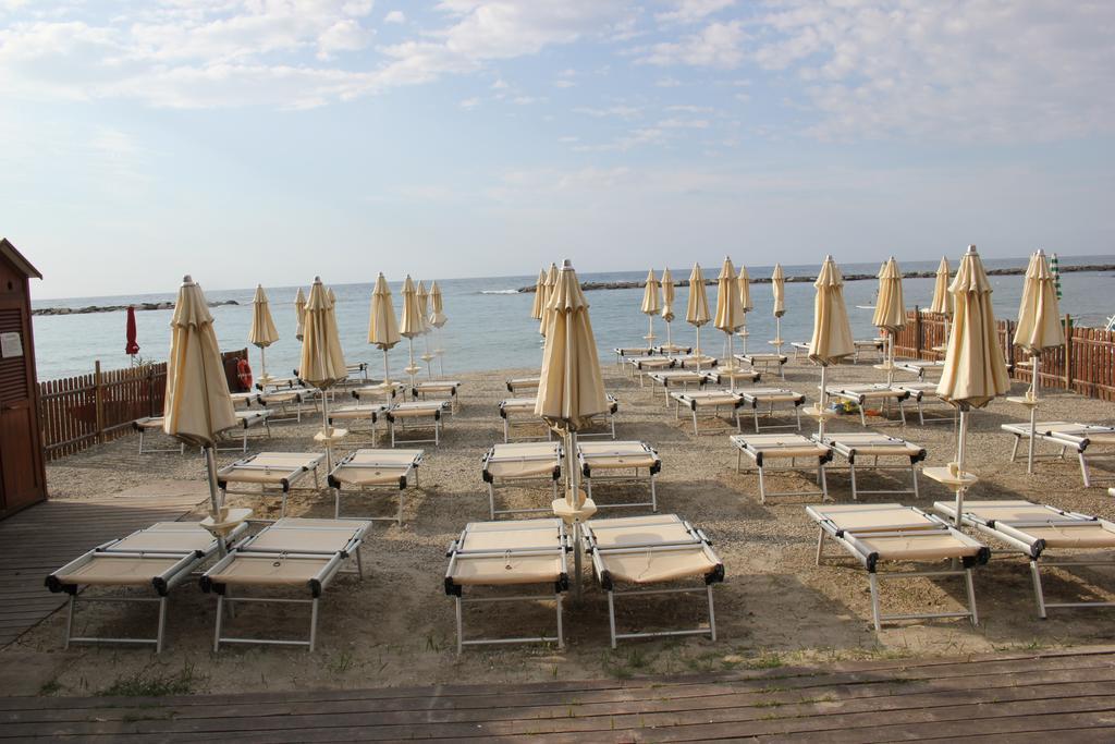 Hotel Delle Rose San Bartolomeo Al Mare Bagian luar foto