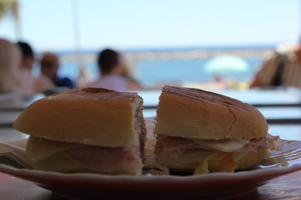Hotel Delle Rose San Bartolomeo Al Mare Bagian luar foto
