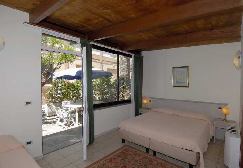 Hotel Delle Rose San Bartolomeo Al Mare Ruang foto