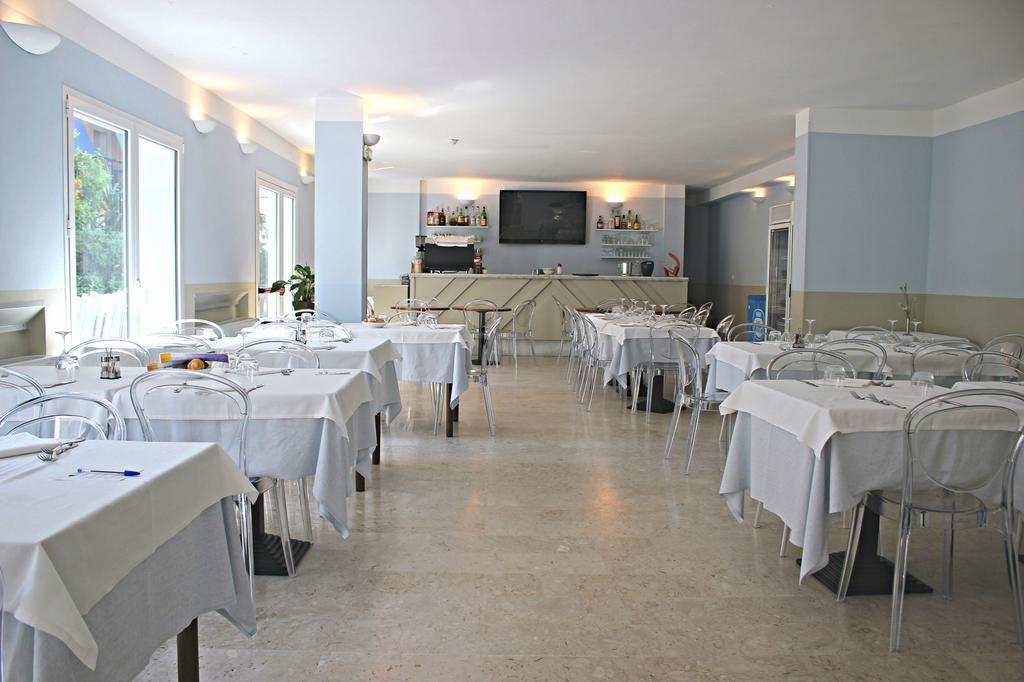 Hotel Delle Rose San Bartolomeo Al Mare Bagian luar foto