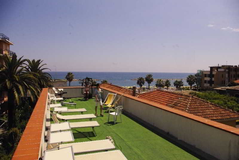 Hotel Delle Rose San Bartolomeo Al Mare Bagian luar foto