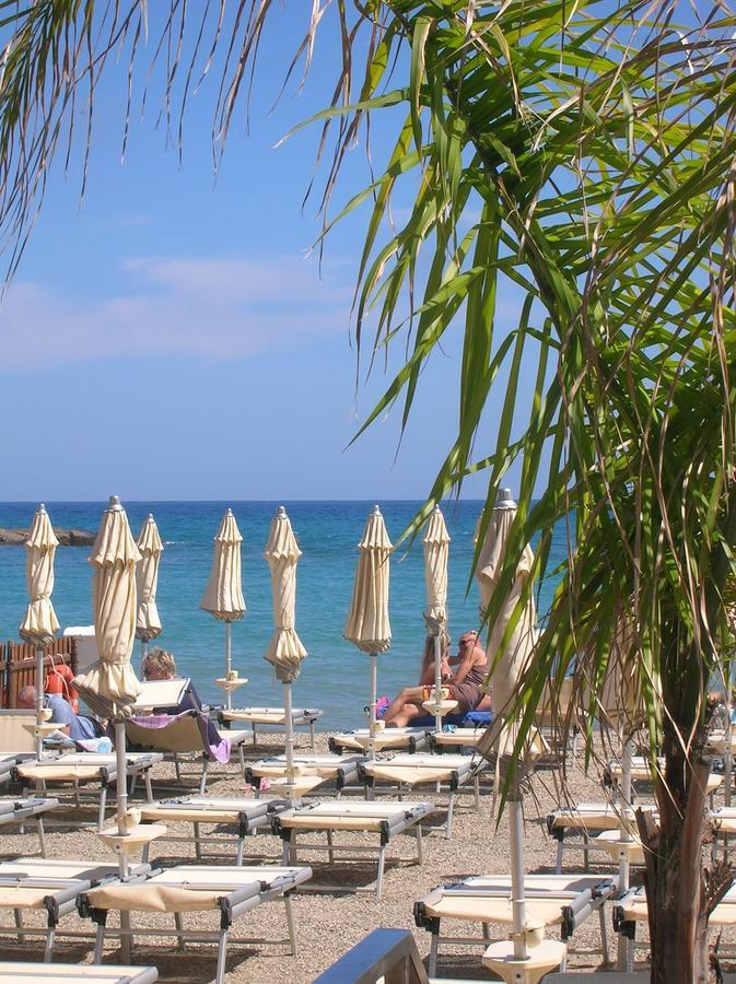 Hotel Delle Rose San Bartolomeo Al Mare Bagian luar foto