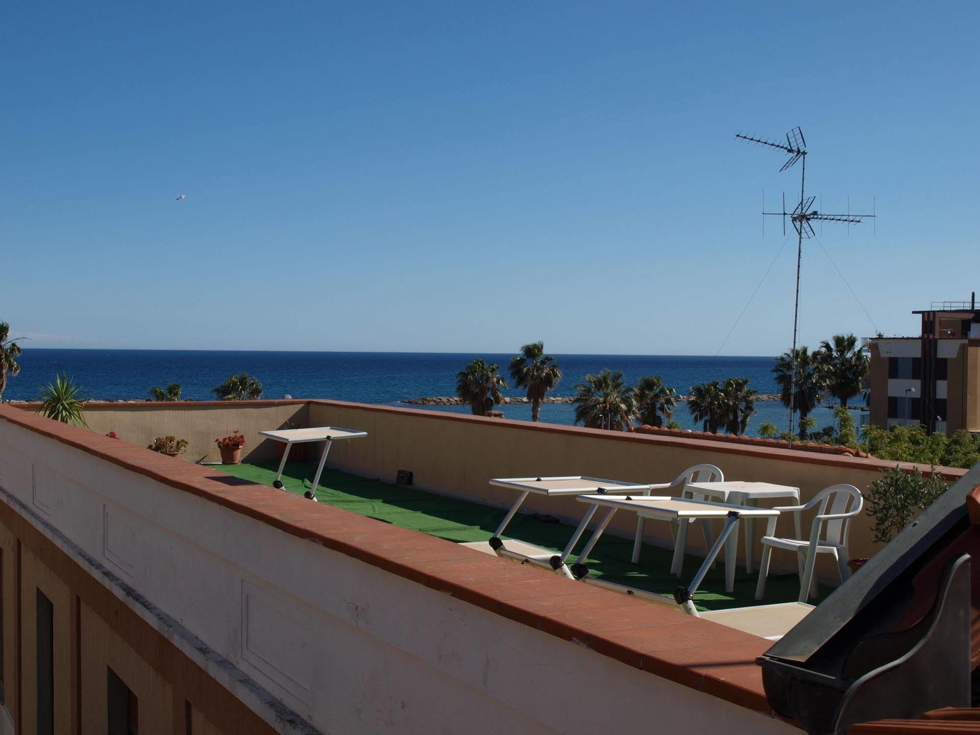 Hotel Delle Rose San Bartolomeo Al Mare Bagian luar foto