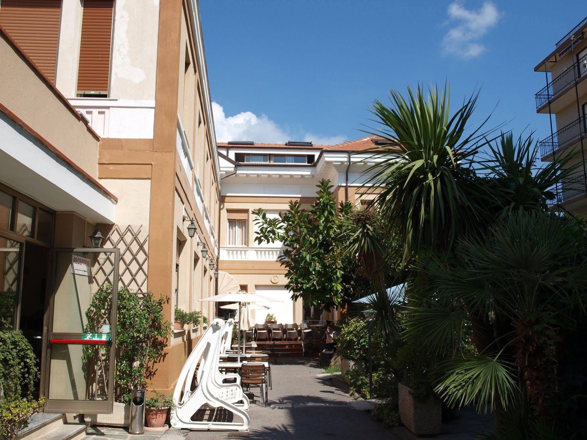Hotel Delle Rose San Bartolomeo Al Mare Bagian luar foto