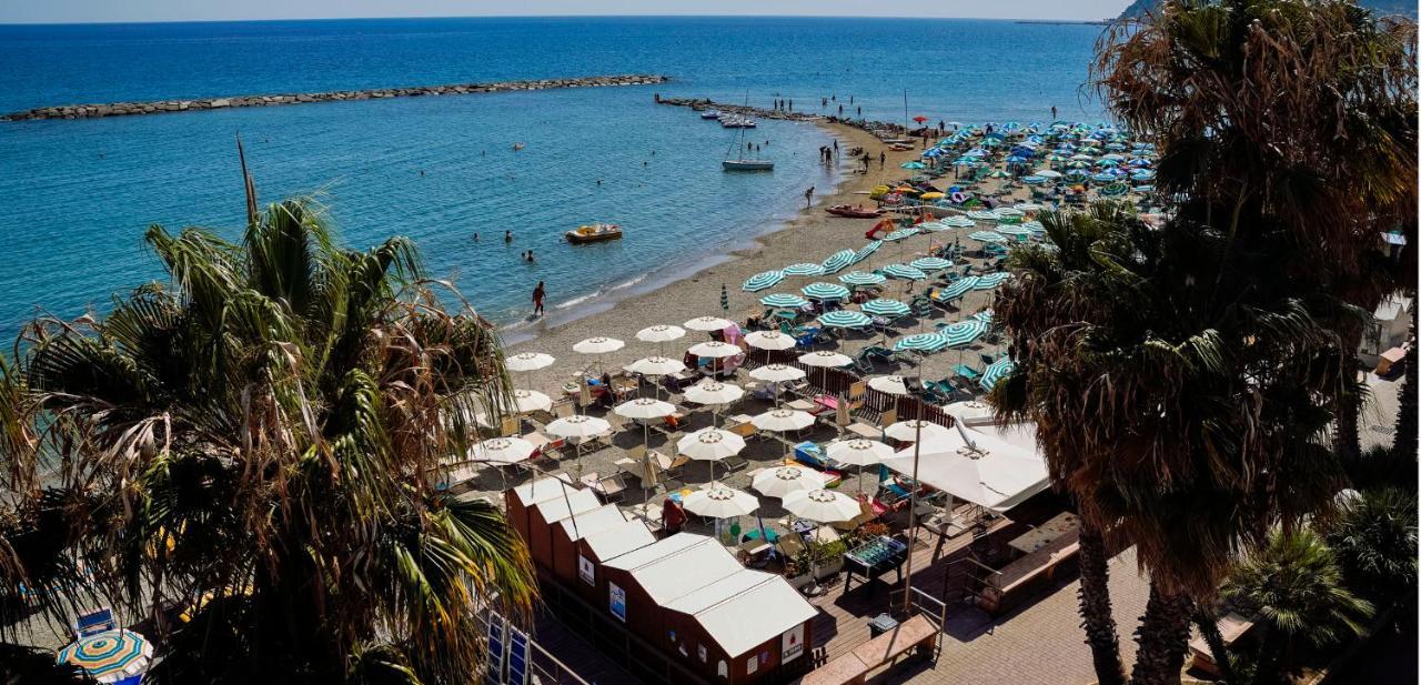 Hotel Delle Rose San Bartolomeo Al Mare Bagian luar foto